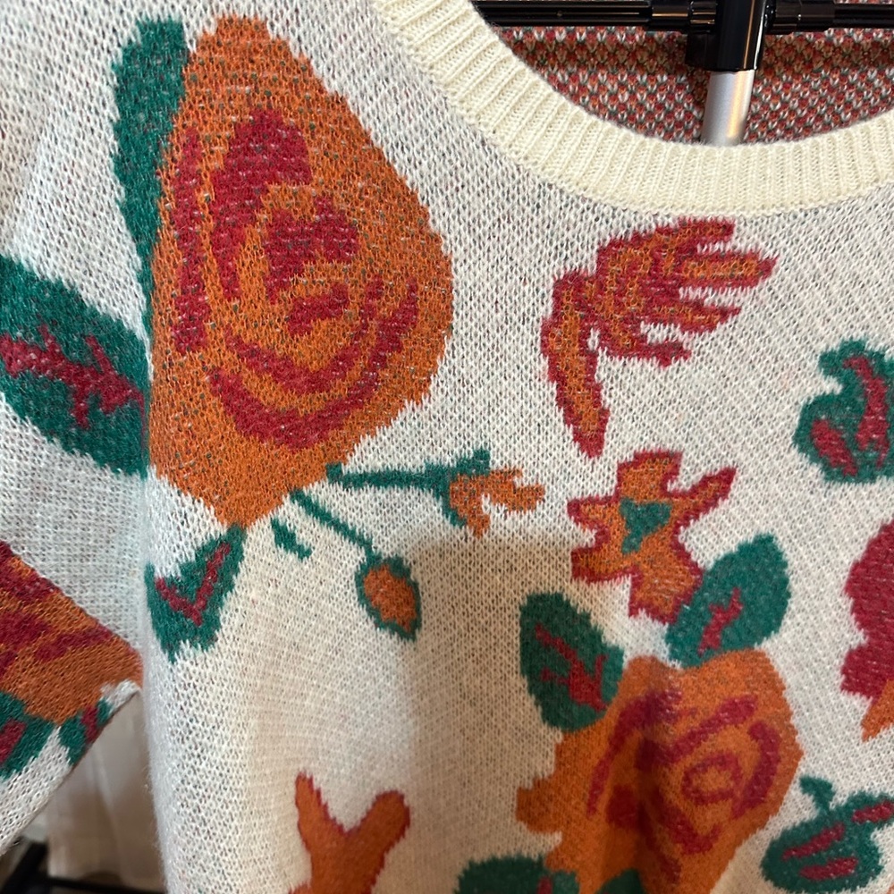 Boutique floral sweater - Picture 2 of 5